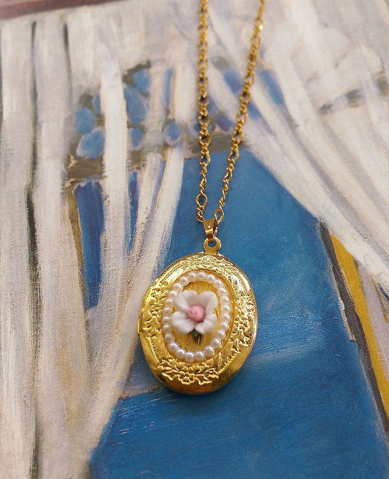Western antique jewelry. Romantic locket three-dimensional small flower photo pendant necklace - Necklaces - Other Metals Gold