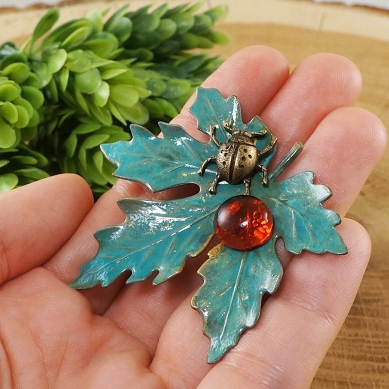 Green Maple Leaf Brooch Ladybird Ladybug Nature Forest Botanical Pin Jewelry - เข็มกลัด - วัสดุอื่นๆ สีเขียว