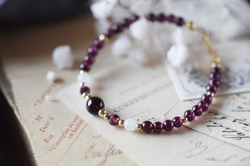 Rouge。Garnet Moonstone Natural Stone Gemstone 14kgp Bracelet - สร้อยข้อมือ - คริสตัล สีแดง