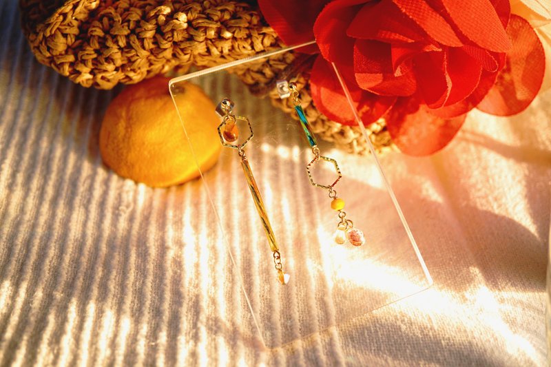 [No.2-Honey Treasure Map] Japanese-made anti-allergic material|little bee|water drop honey|summer feeling|earrings - ต่างหู - กระจกลาย สีเหลือง