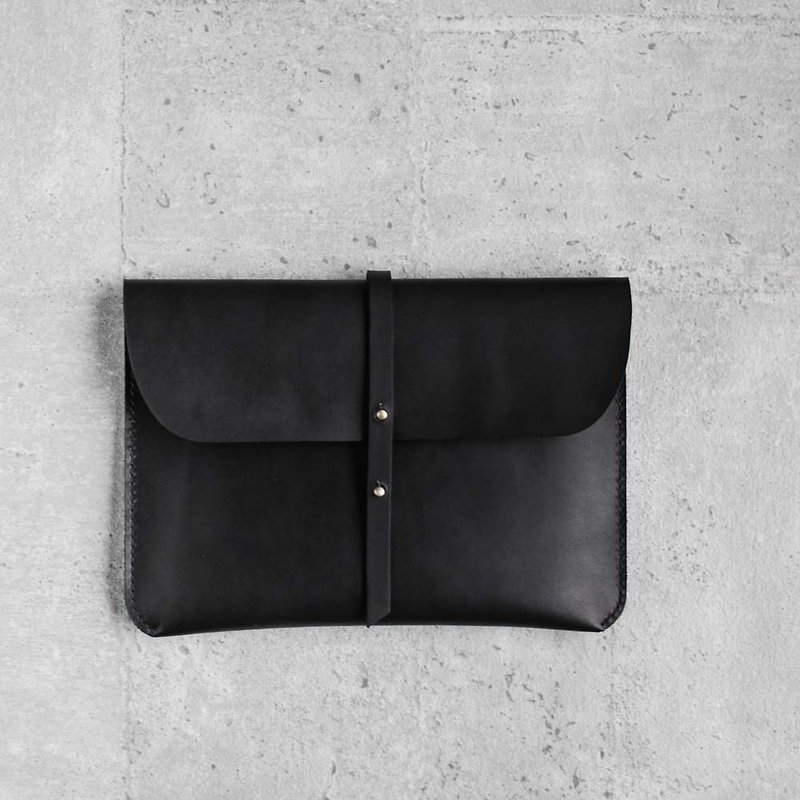 碳黑色手工植鞣真牛皮 iPad 皮套/手拿包 鋼印英文名 - 手拿包 - 真皮 黑色