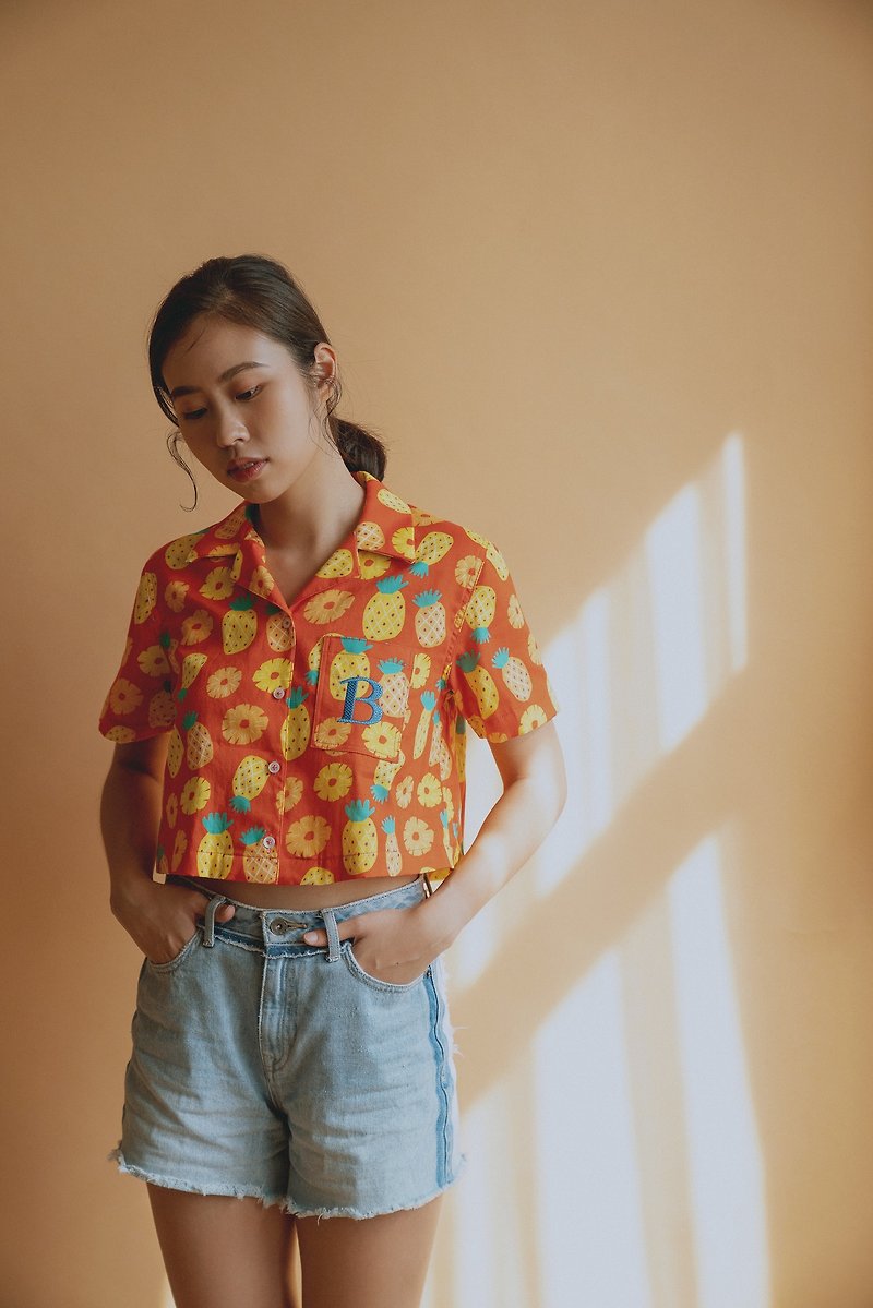 bubbles Taiwanese fruit girl short-board pineapple shirt - Women's Shirts - Cotton & Hemp Red