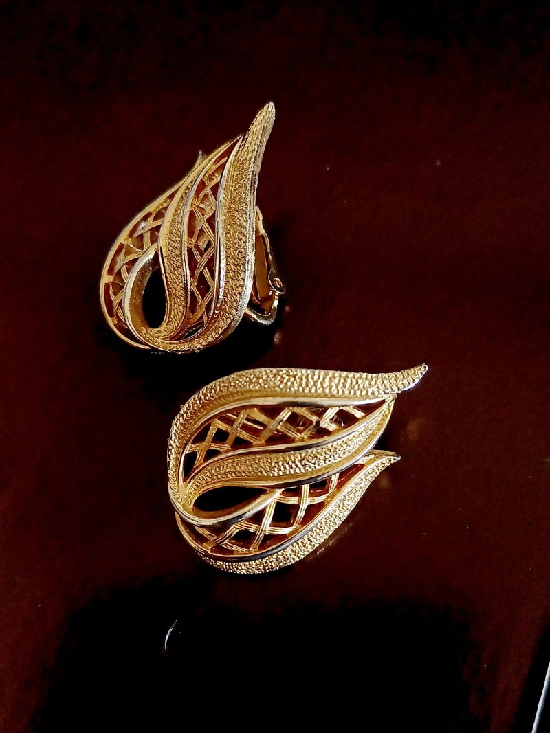 vintage jewelry elegant gold three-dimensional basket hollow carved clip-on earrings - ต่างหู - โลหะ 