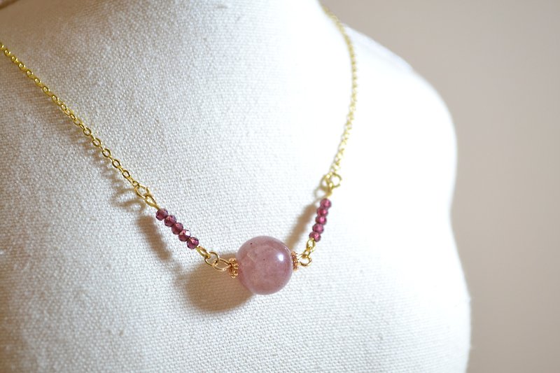 Strawberry Quartz crystal with Mini Garnet Necklace - สร้อยคอ - แก้ว ขาว