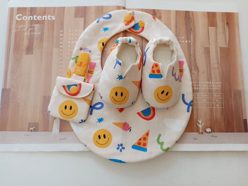 [Shipping within 5 days] Smiling face full moon gift bib baby shoes peace charm bag heart shaped bib - Baby Gift Sets - Cotton & Hemp Multicolor