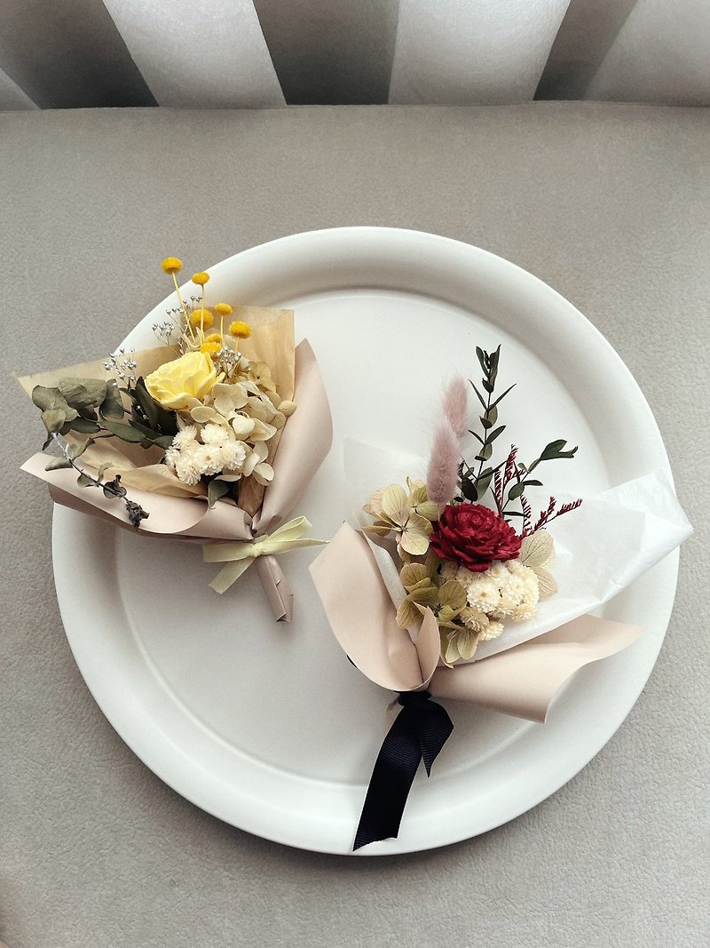 Natural dried mini bouquet with milk tea wrapping paper - ของวางตกแต่ง - พืช/ดอกไม้ สีกากี