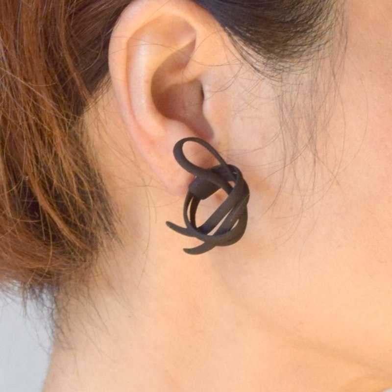 Twine Black Earrings - ต่างหู - พลาสติก สีดำ