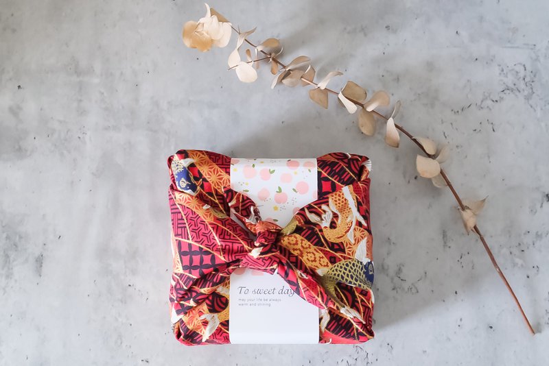 【禾果】小春日和日系包巾綜合果乾禮盒-紅色錦鯉-聖誕禮物 - 水果乾 - 棉．麻 紅色