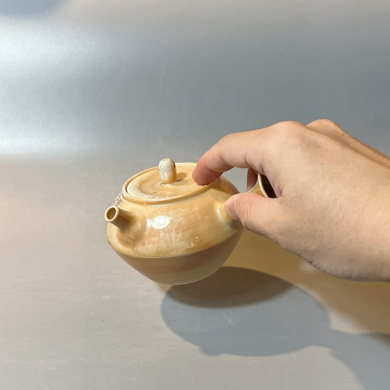 柴燒瓷土奶油系側把茶壺 / 古樸落灰  / 小平凡手作 - 茶壺/茶杯/茶具 - 陶 