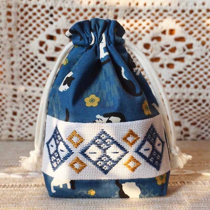 Small scarf embroidered bunch pocket black and white cat (blue) | Embroidered bunch pocket rope bag to store small items - Toiletry Bags & Pouches - Cotton & Hemp Blue