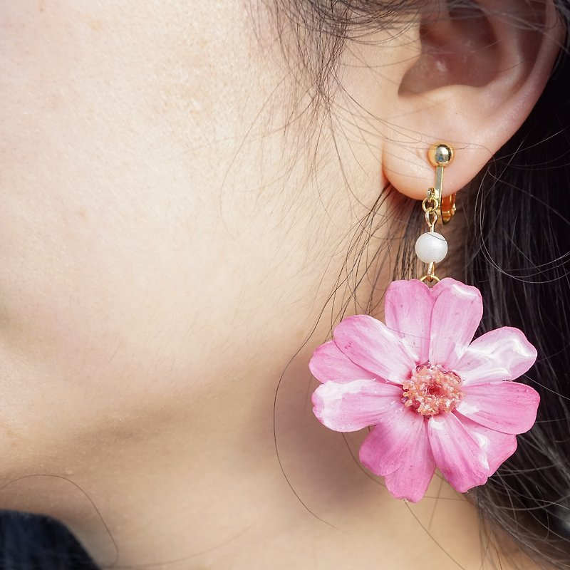 Real flower earring/Real zinnia earring/preserved flower earring/18kgp - Earrings & Clip-ons - Plants & Flowers Pink