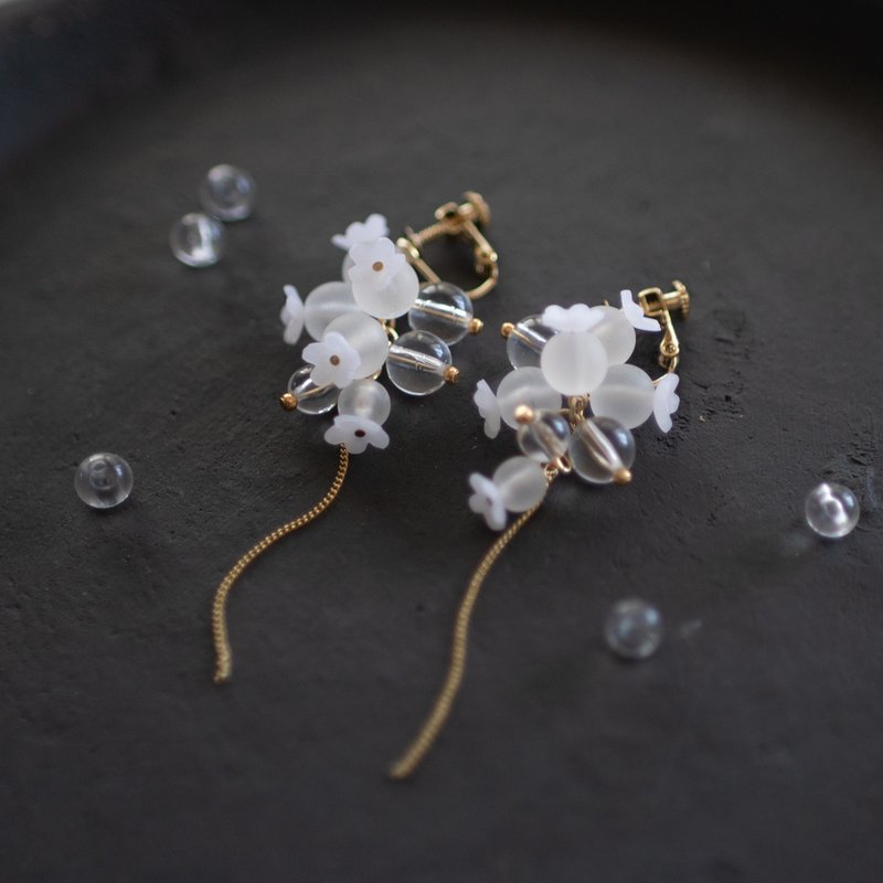 Round flower earrings / matt white - ต่างหู - ดินเหนียว ขาว