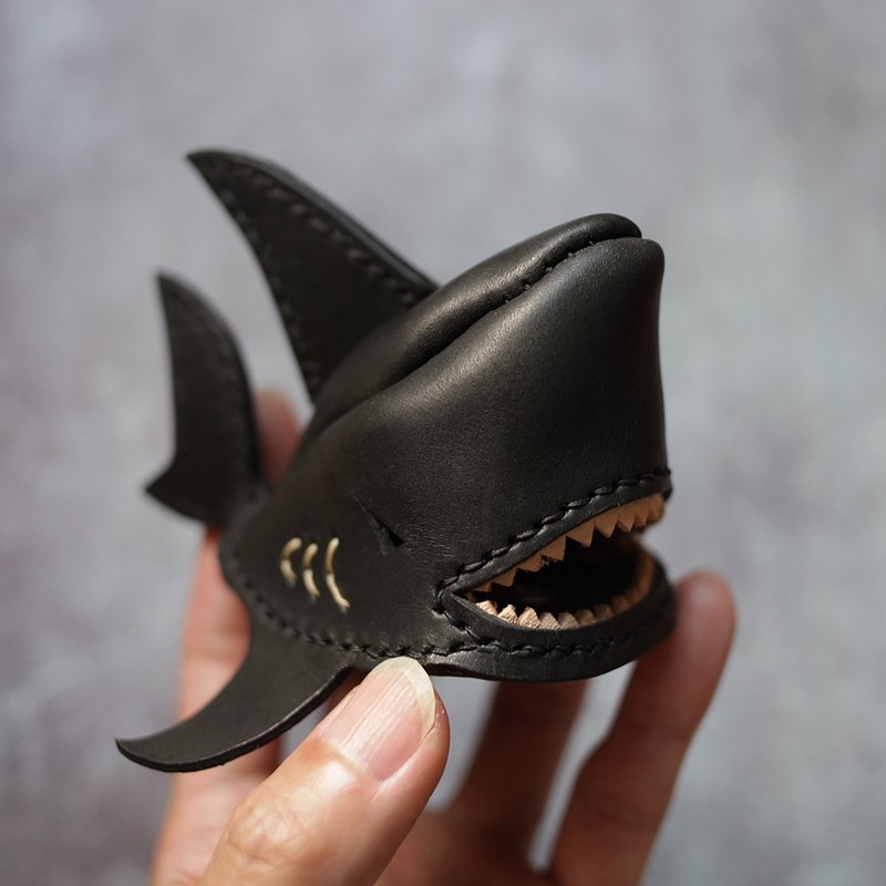 純手工製 黑色 鯊魚鑰匙圈 shark Key holder - 鑰匙圈/鑰匙包 - 真皮 黑色