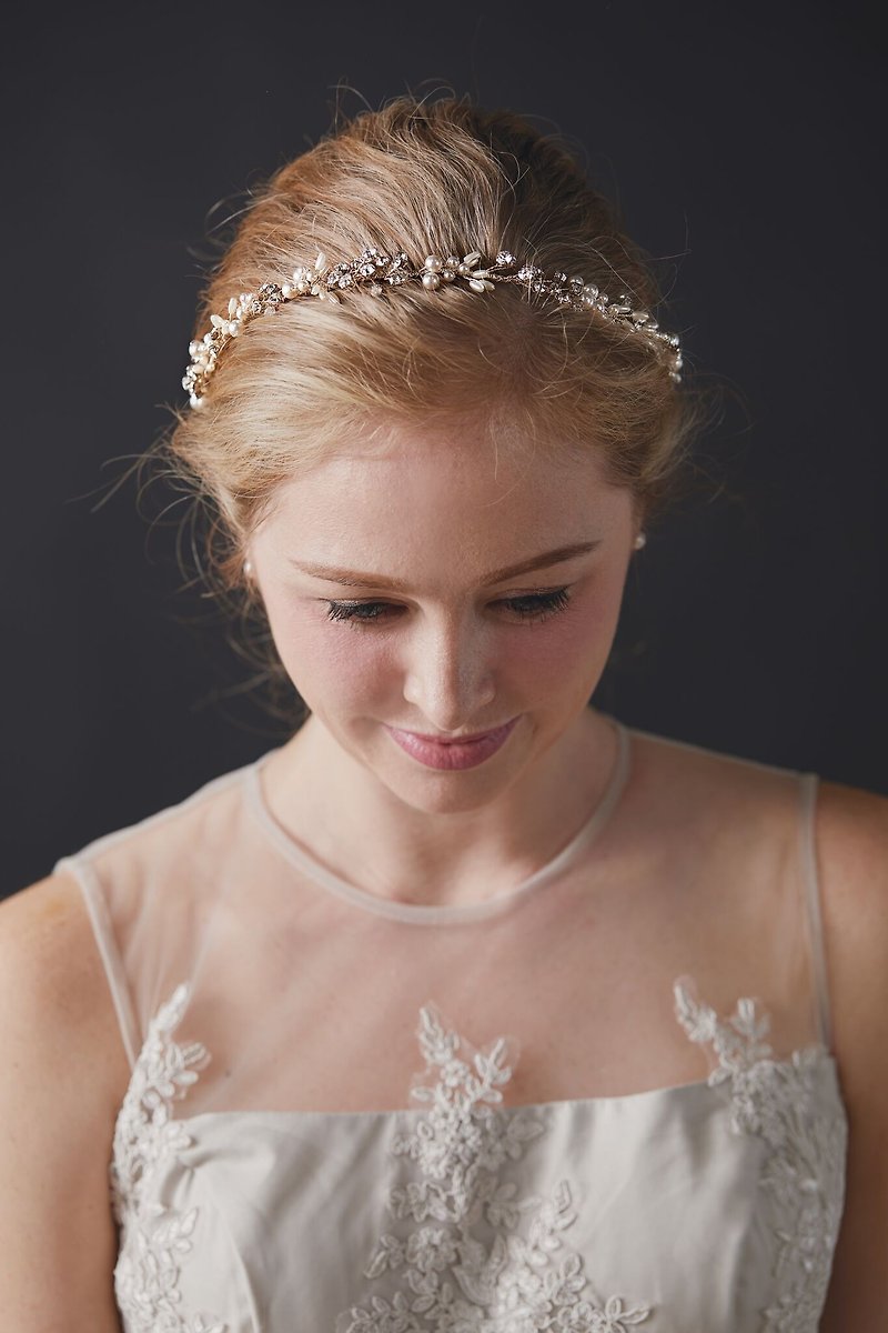Hailey - 施華洛世奇水晶珍珠新娘頭飾銀色 - 髮飾 - 其他金屬 銀色