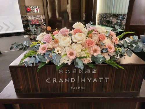 海藏設計 PIRATE DESIGN 海藏設計│嫣紅永生大桌花。瀑布桌花 講臺桌花 開幕花禮