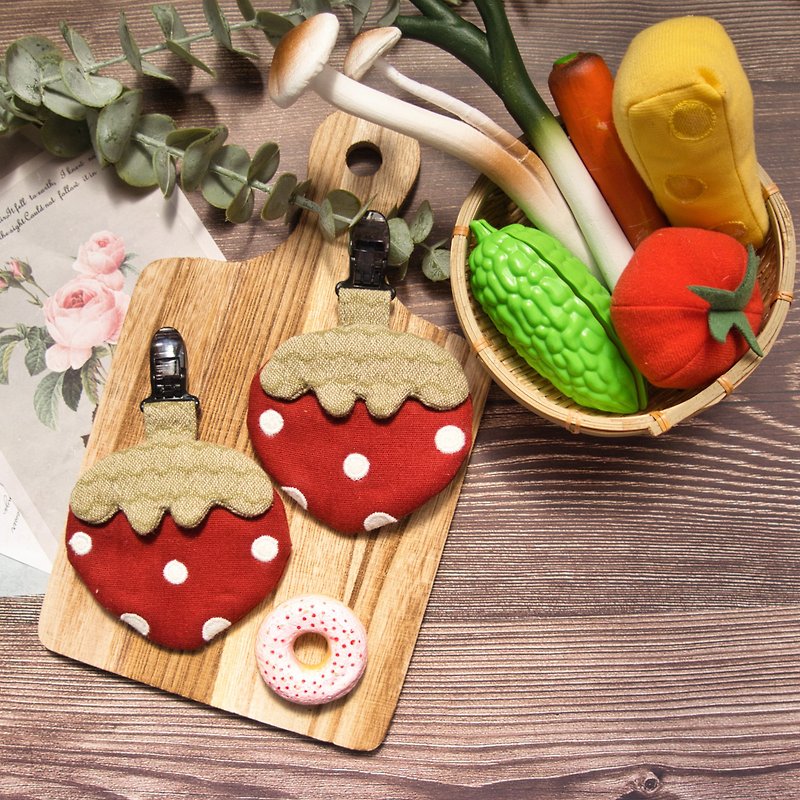 手工 草莓平安符袋 Airtag保護套 可客製 名字刺繡 禮物包裝 香包 - 平安符袋 - 棉．麻 紅色