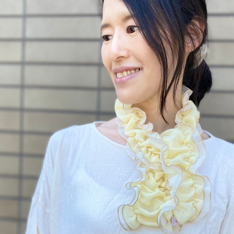 Ballett Mini Ruched Scarf Cream Yellow Soft Chiffon Fabric Made in Japan - ผ้าพันคอ - เส้นใยสังเคราะห์ สีเหลือง