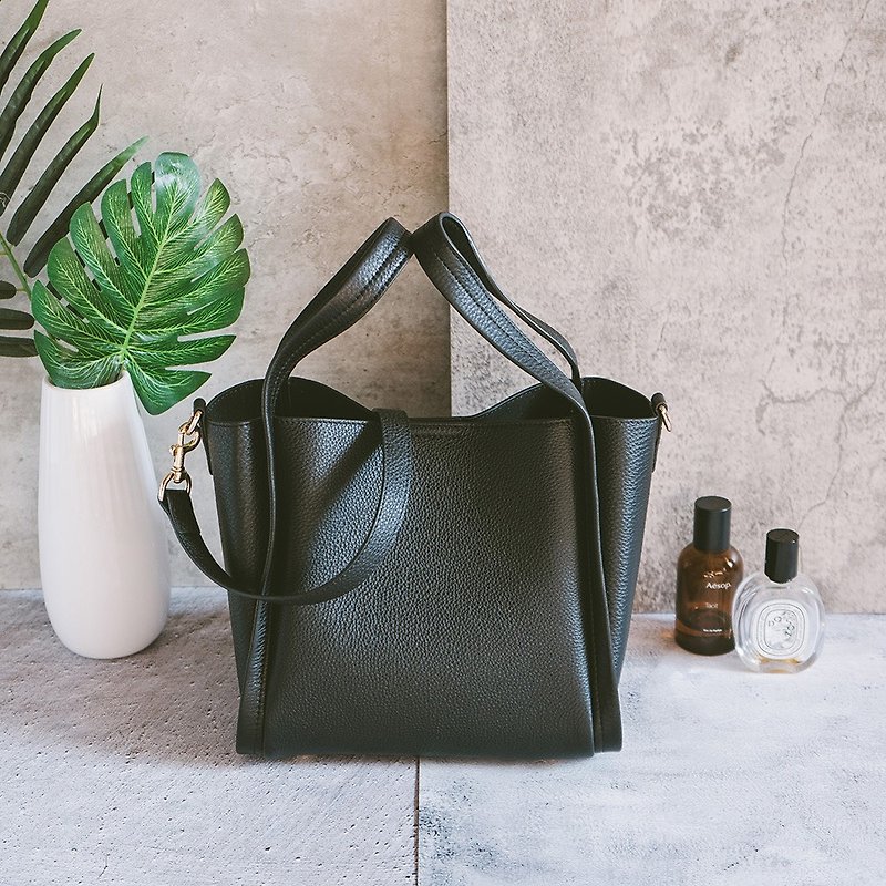 Genuine leather elegant crossbody handbag 22337 black - กระเป๋าแมสเซนเจอร์ - หนังแท้ สีดำ