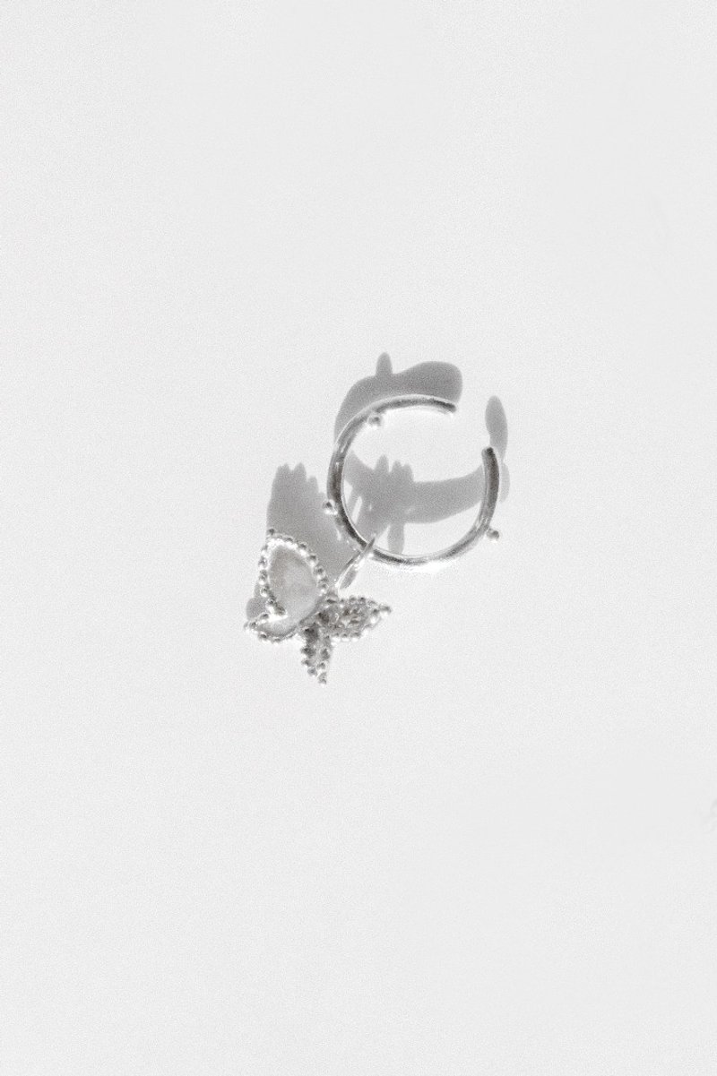 Ediths Butterfly Earcuff 伊迪絲的蝴蝶耳扣 - 耳環/耳夾/耳骨夾 - 純銀 銀色