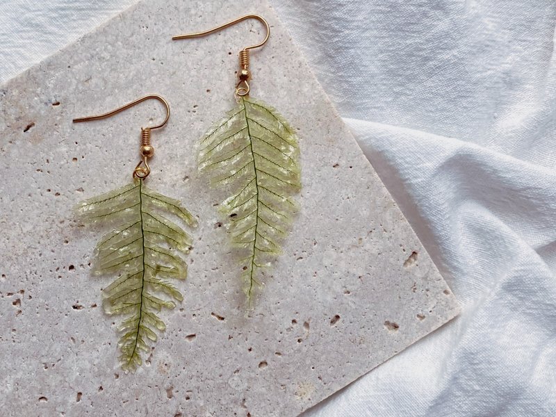 【PERSEVERANCE】Handmade Osmanthus resin 14K gold-coated earrings and earhooks - ต่างหู - พืช/ดอกไม้ สีเขียว