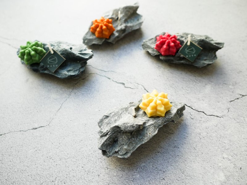 Stone candle decorated with cactus candle - 香氛蠟燭/燭台 - 蠟 多色