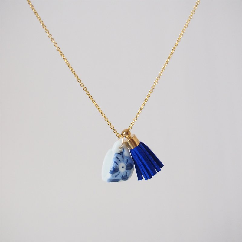 Lovely fairy tale, blue flower small tea cup, tassel gold-plated necklace (45cm) - สร้อยคอ - เครื่องลายคราม สีน้ำเงิน