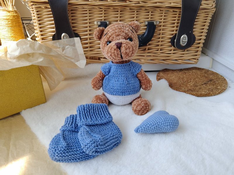 Teddy bear and booties baby gift for mom.Teddy bear, blue baby shoes, mini heart - 彌月禮盒 - 棉．麻 藍色