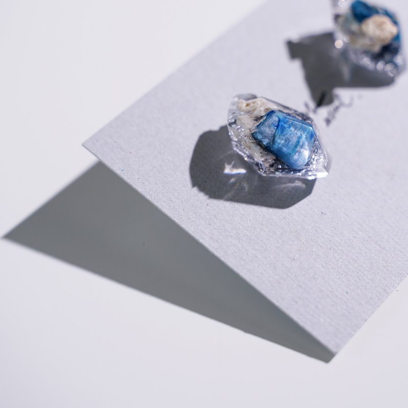 Gold follow earrings ピアス / イヤリング | Silver sea no.390 - Earrings & Clip-ons - Semi-Precious Stones Blue