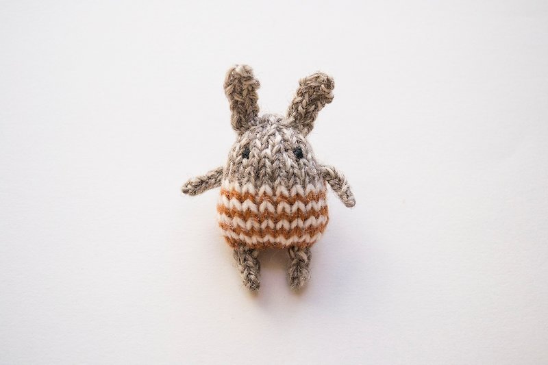 Caramel the Rabbit - knitted amigurumi brooch - เข็มกลัด - วัสดุอื่นๆ สีนำ้ตาล