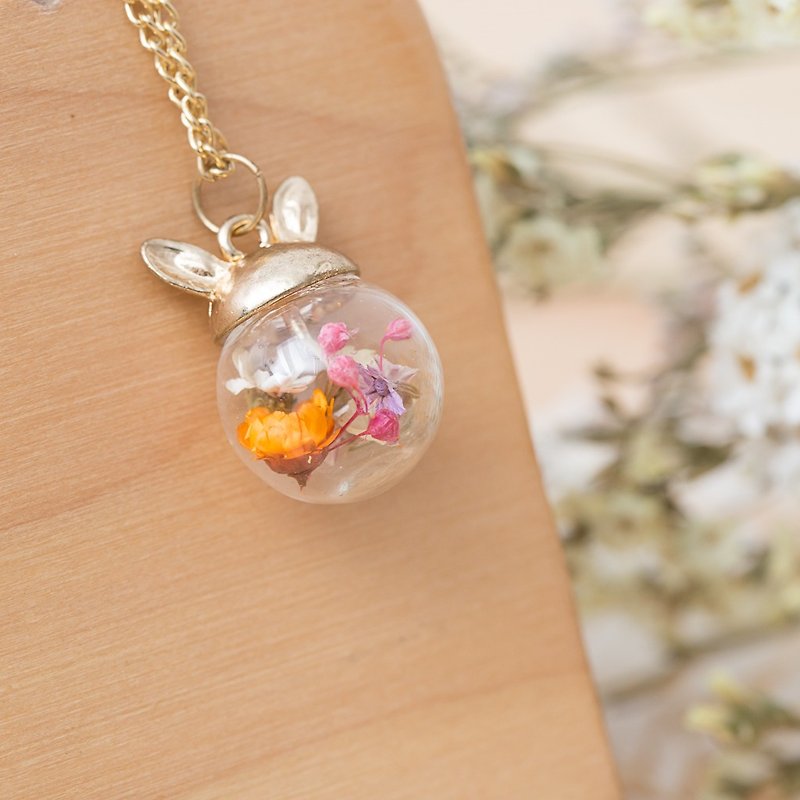 "Three flower cat hand flower" rabbit with forest dry flower rabbit ear glass ball necklace - Necklaces - Glass Multicolor