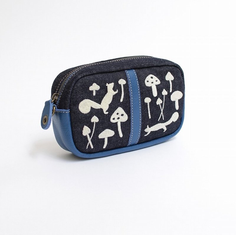 Risukinoko Embroidery / Shoulder Pouch - กระเป๋าเครื่องสำอาง - ผ้าฝ้าย/ผ้าลินิน สีน้ำเงิน