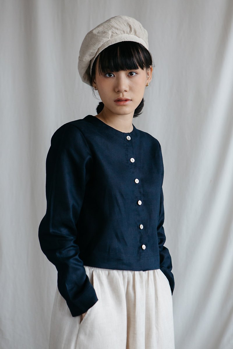 Long sleeves shirt with shell Buttons in Navy - 女上衣/長袖上衣 - 棉．麻 藍色