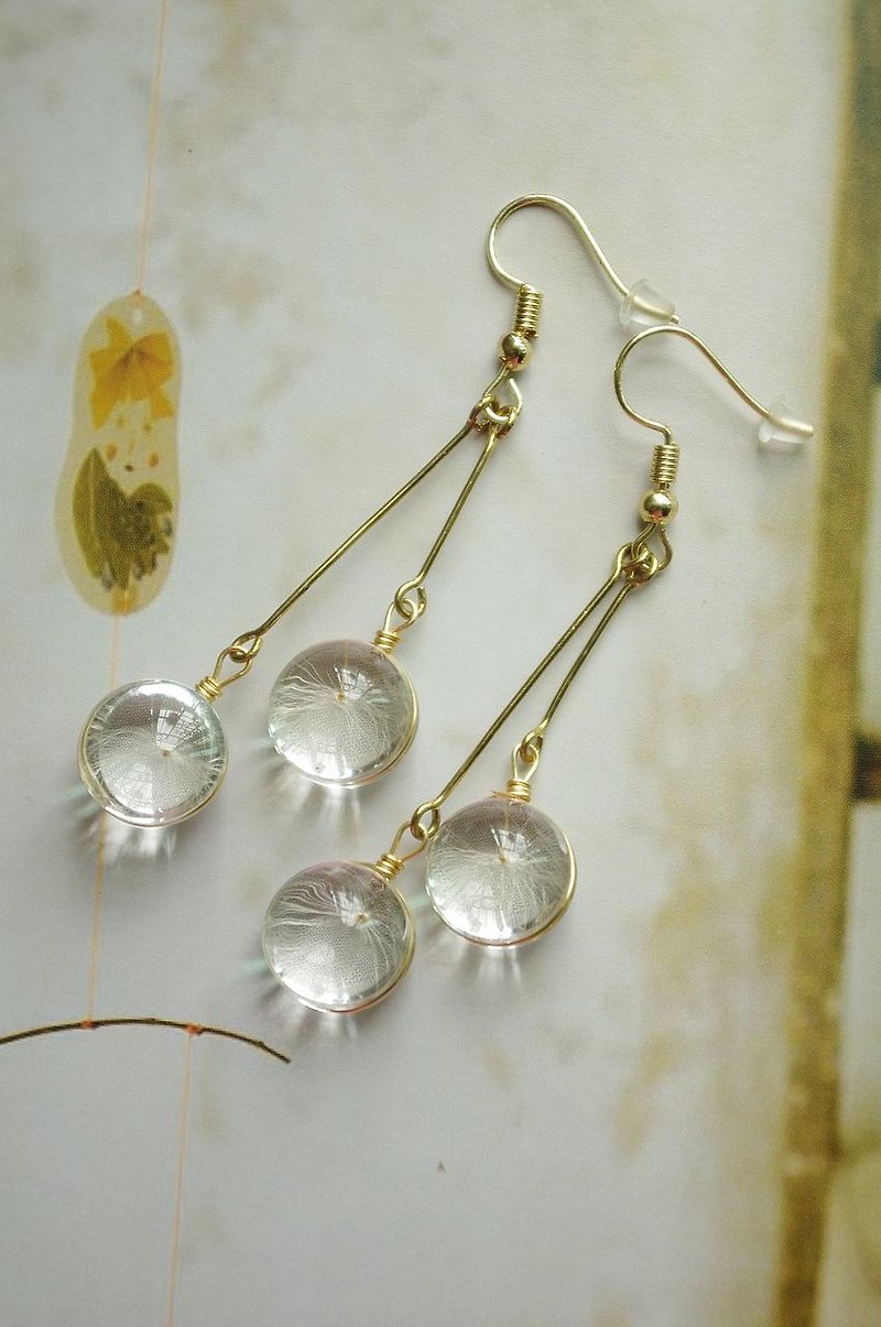 Handmade earrings with Dandelion,Elegant and popular earrings - ต่างหู - แก้ว ขาว