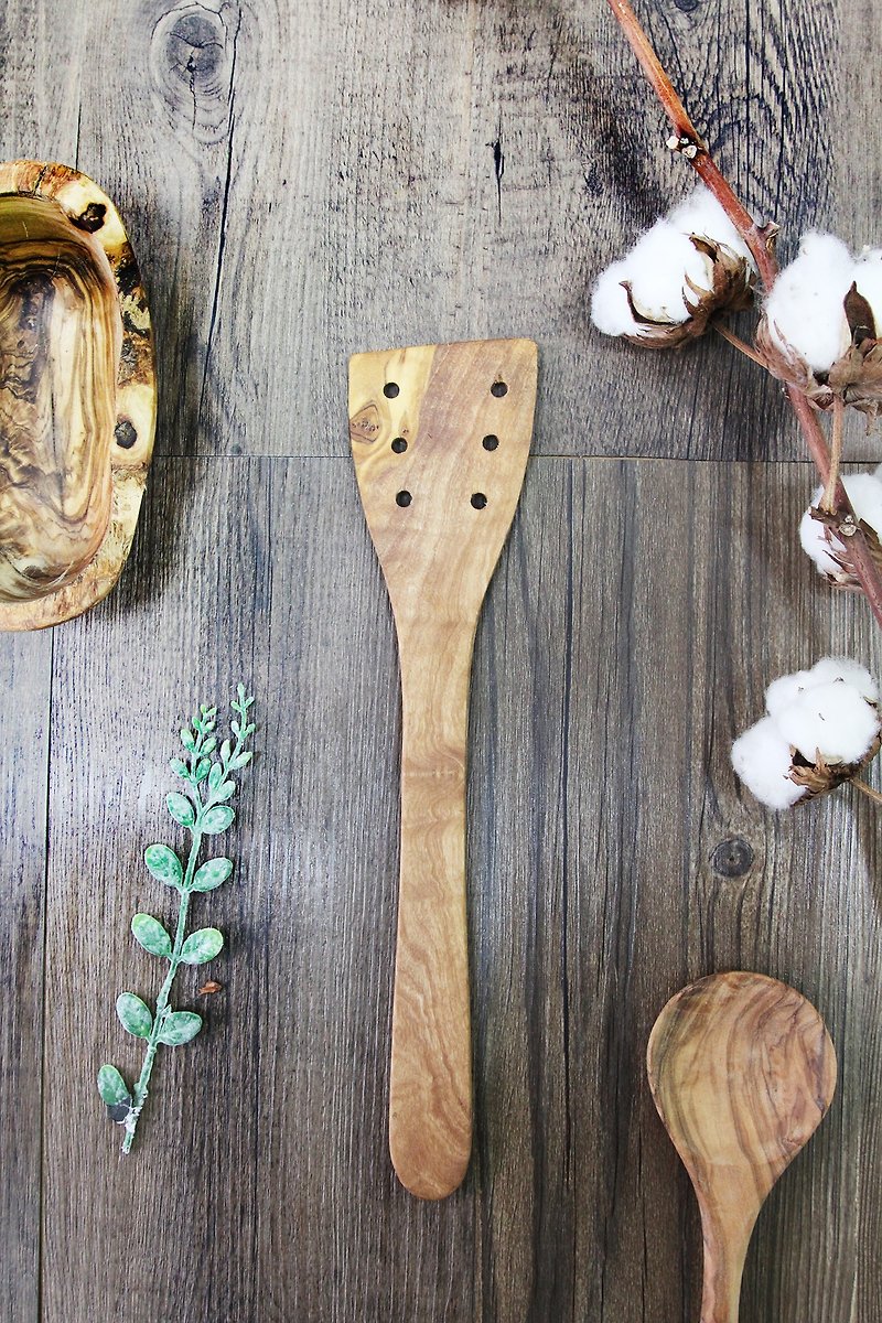 British Naturally Med olive wood solid wood cooking 30 cm wooden spatula (with round holes) - ตะหลิว - ไม้ สีนำ้ตาล