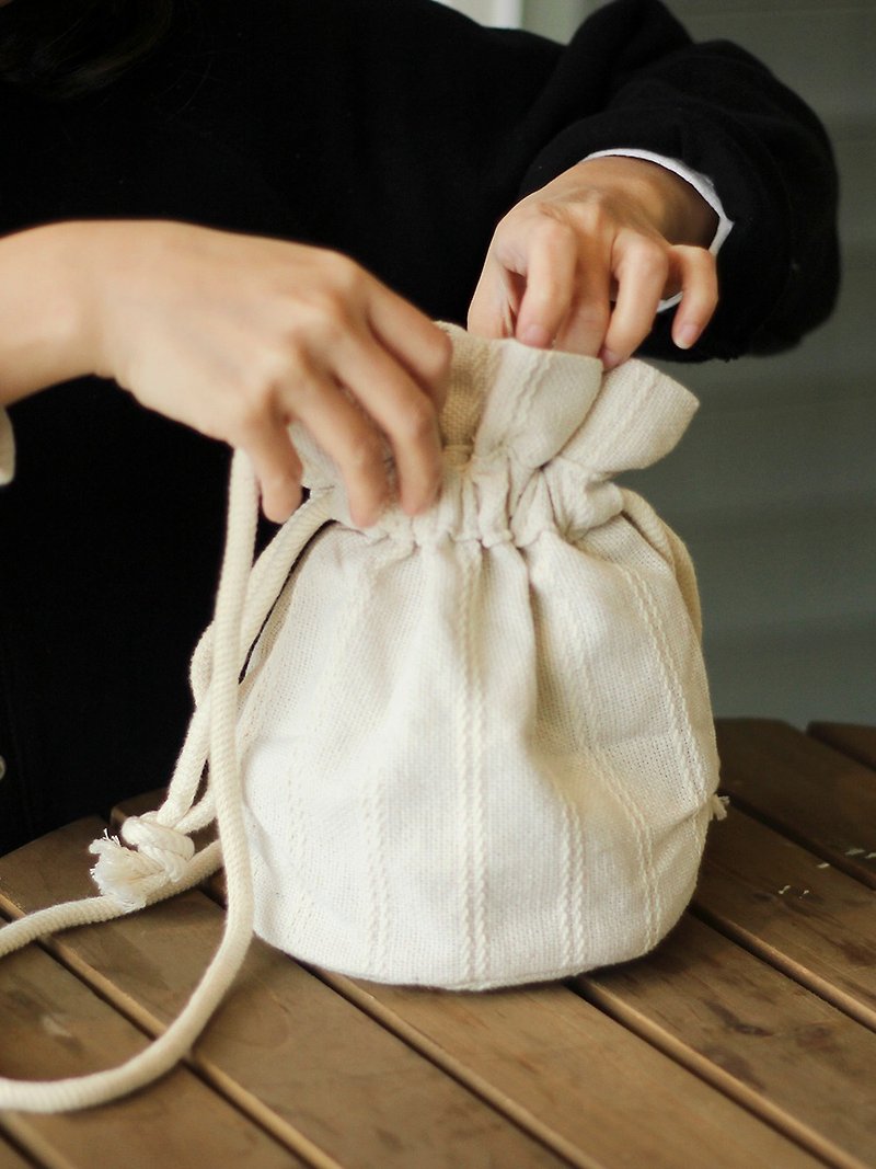 Sobag Sen cotton bucket bag female Japanese literary Korean version cotton and Linen shoulder bag ins mini messenger small bag female - กระเป๋าแมสเซนเจอร์ - ผ้าฝ้าย/ผ้าลินิน ขาว
