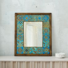 緑のメキシコタイルの鏡。手描きの木製タイルと木製フレーム