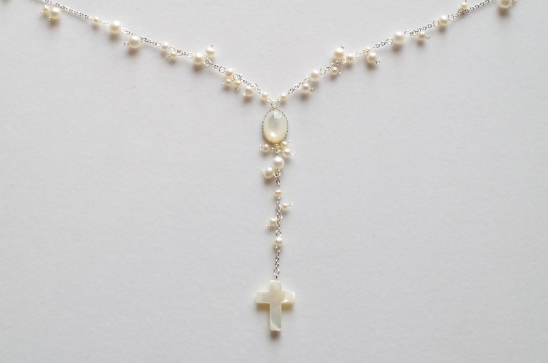 淡水パールとシェルのY字形ホワイト・ネックレス・シルバー - ネックレス - 宝石 ホワイト