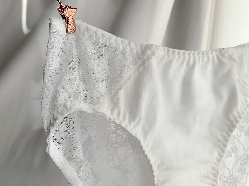 [Handmade inner] Shu Qing, organic cotton, lace stitching, mid-waist briefs, made in Taiwan - Women's Underwear - Cotton & Hemp White