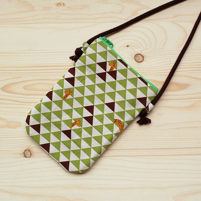 Triangle Giraffe_Green Phone Bag - กระเป๋าแมสเซนเจอร์ - ผ้าฝ้าย/ผ้าลินิน สีเขียว