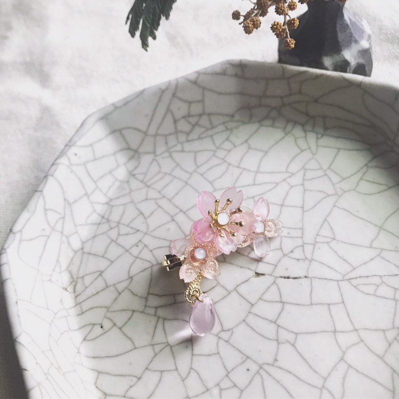 KOKONOE [Shizukuzakura] Transparent resin asymmetric cherry blossom clip earrings - Earrings & Clip-ons - Resin Pink