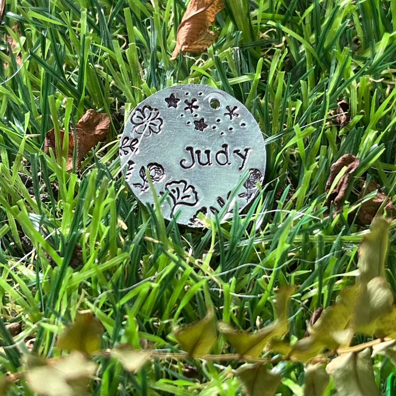 Handmade customized metal dog tags pet tags pet name tags flowers and stars - หมอน - ทองแดงทองเหลือง 