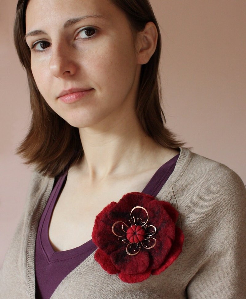 Red Wool Flower Shawl Pin, Unique Sweater Felt Accessory, Scarf Brooch Gift Idea - 胸針 - 羊毛 