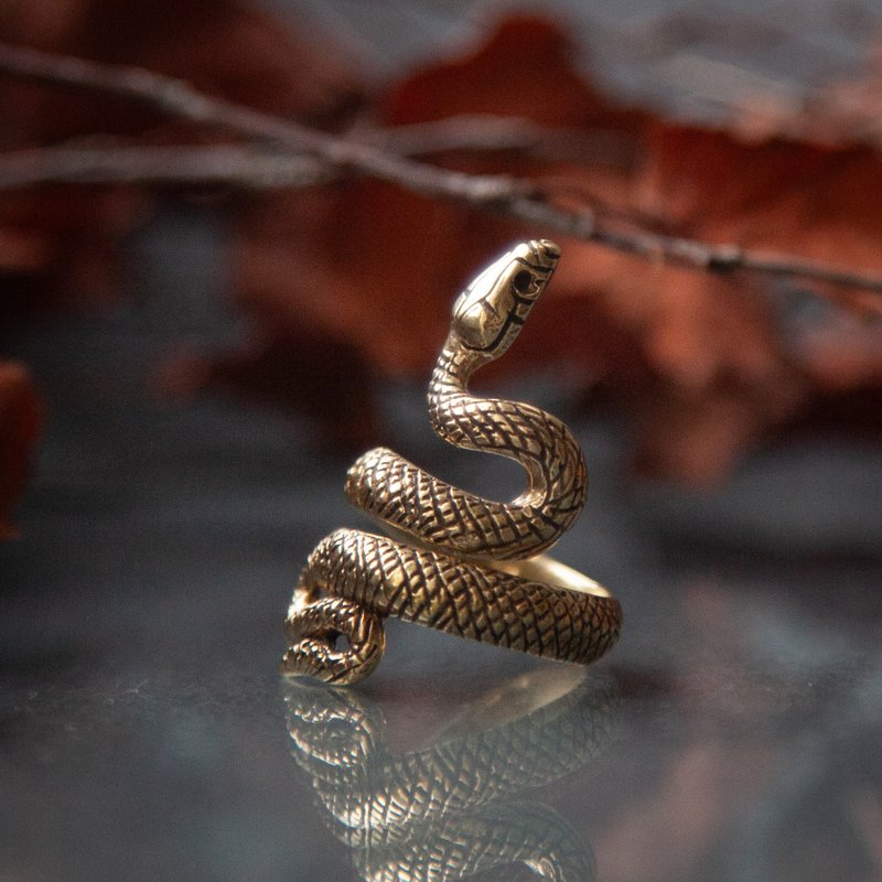 Snake ring. Handmade jewelry. Pagan art. Serpent adjustable ring. Animal jewelry - แหวนทั่วไป - โลหะ สีส้ม