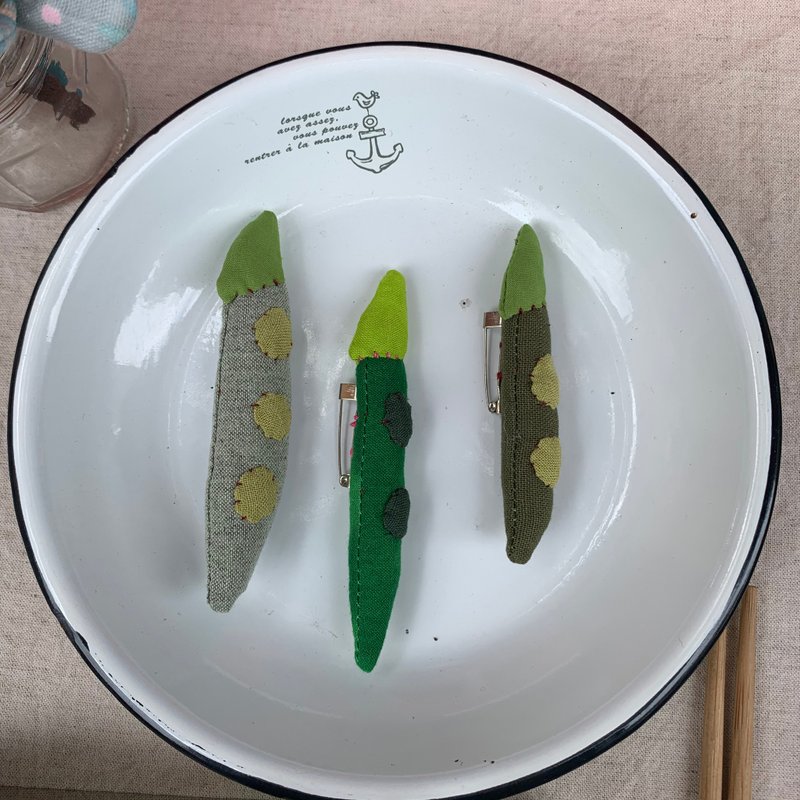 綠豌豆胸針/隨機出貨 - 胸針 - 棉．麻 綠色