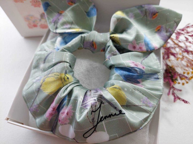 Jennie Tsai-Green Note Bird Illustration-Small Donut Bow Hair Tie Mother's Day Gift Box - เครื่องประดับผม - ผ้าไหม 