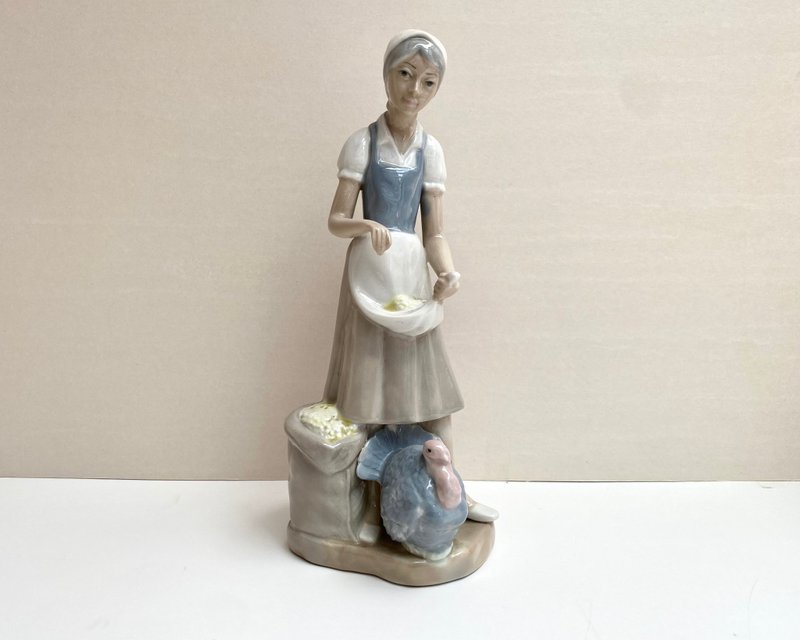 Vintage Porcelain Statuette Peasant Girl by Casades, Spain, 1980s - Pottery & Ceramics - Porcelain Multicolor