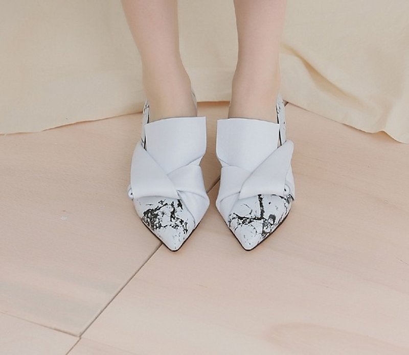 Flower bud twisted stand-up collar color-block leather pointed-toe thick heel shoes white marble - Sandals - Genuine Leather White