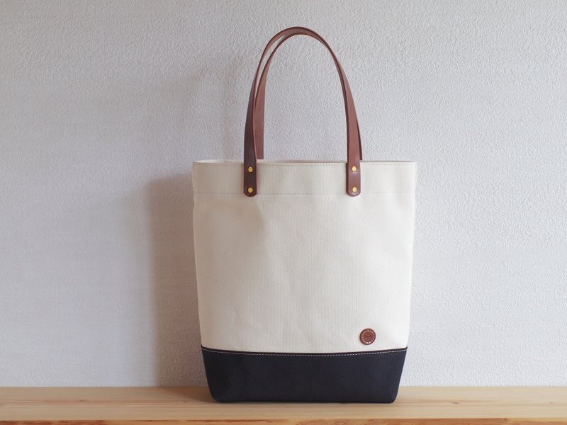 Leather handle canvas A4 vertical tote bag, ecru x black - กระเป๋าถือ - ผ้าฝ้าย/ผ้าลินิน สีดำ