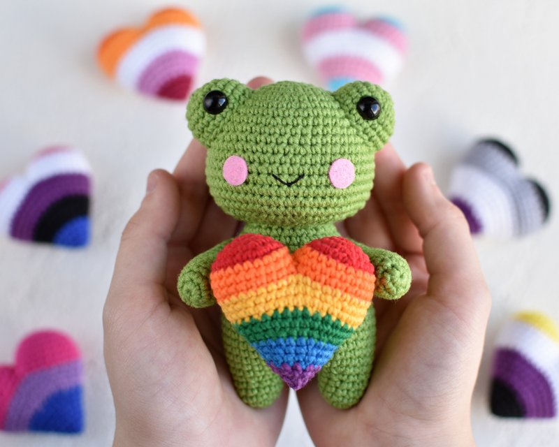 Pride plush frog / Crochet frog with heart / Gift for gay friend / LGBTQ+ - ตุ๊กตา - ผ้าฝ้าย/ผ้าลินิน 