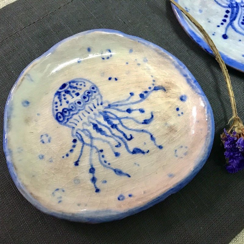 Jellyfish hand-painted plate #2 - จานและถาด - ดินเผา สีน้ำเงิน